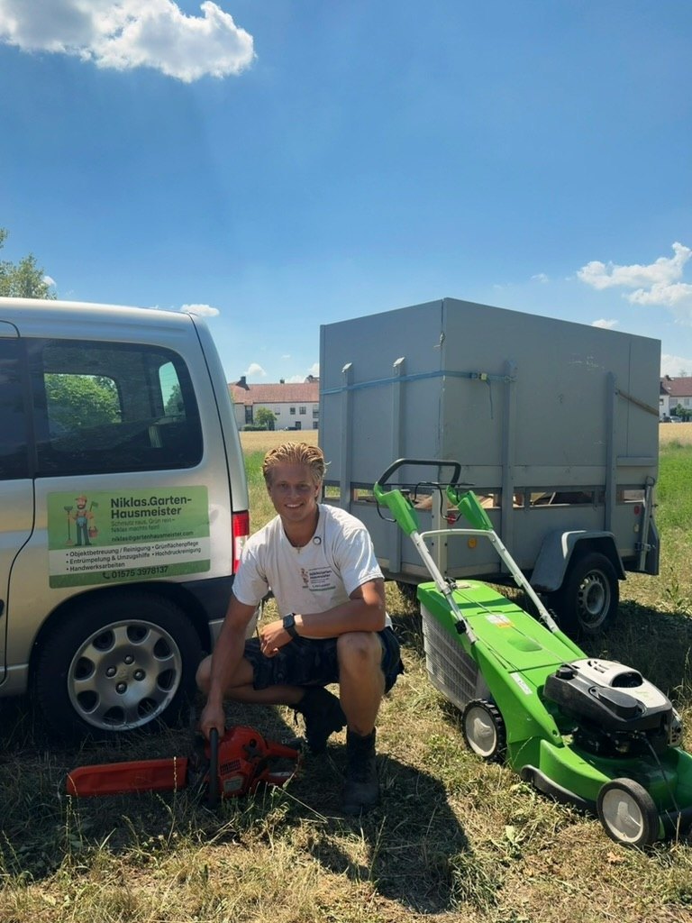 Niklas mit Firmenwagen, Rasenmäher und Werkzeug im Einsatz