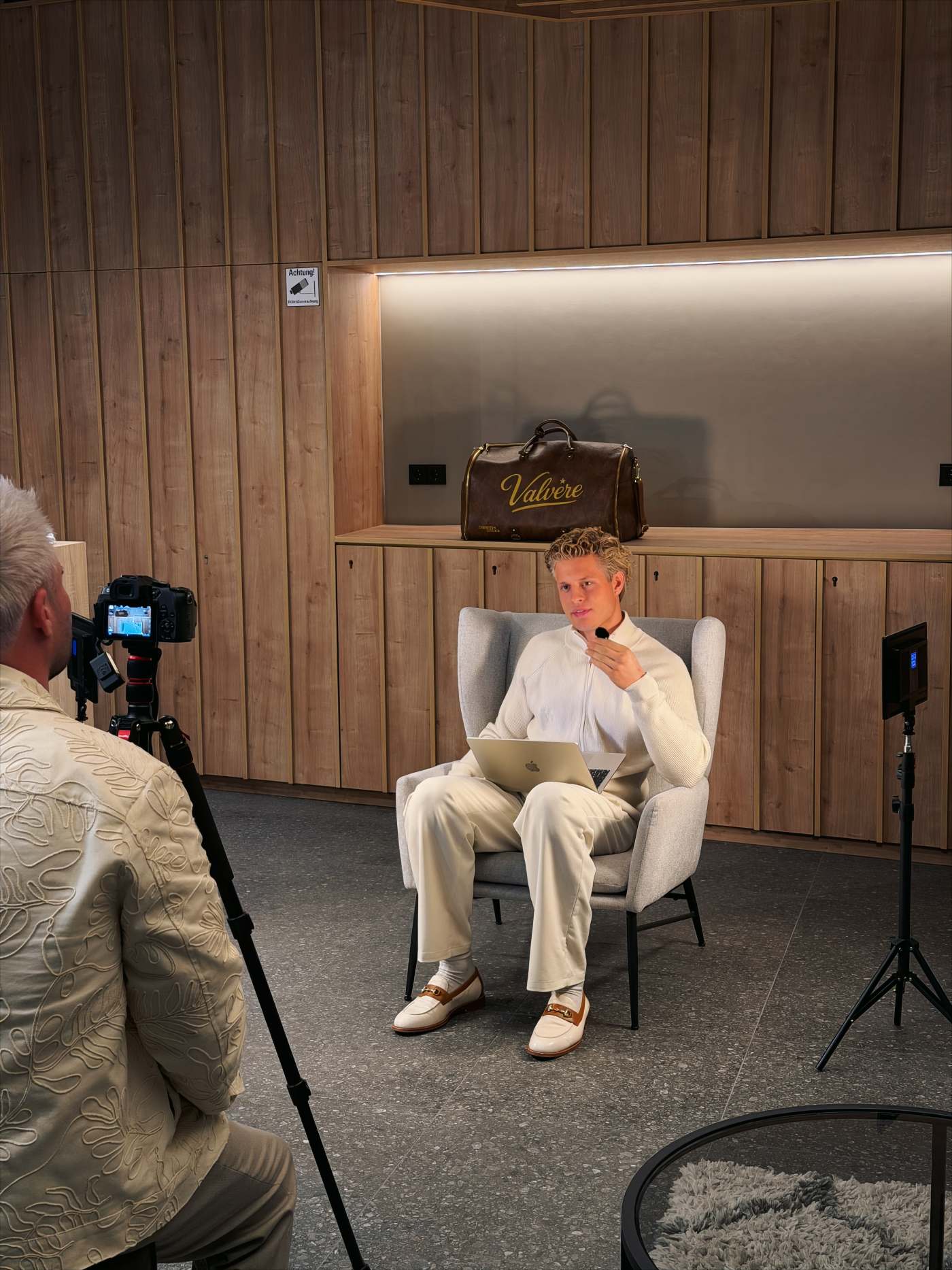 Niklas beim Content-Dreh mit der Valvère Reisetasche im Studio